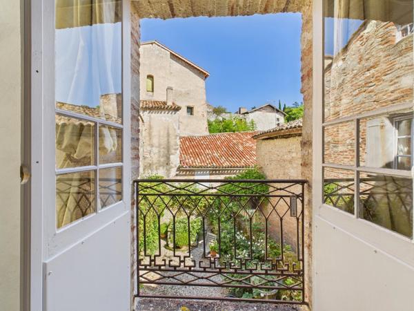Charmante maison avec cour au cœur du village médiéval de Penne d’Agenais