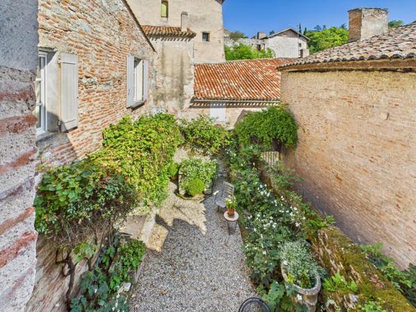 Charmante maison avec cour au cœur du village médiéval de Penne d’Agenais