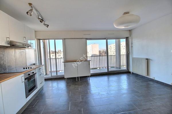 MONTREUIL, RUE HOCHE, 600 METRES DU METRO, 2 PIECES AVEC DRESSING, BALCON DE 11M² ET UNE CAVE.