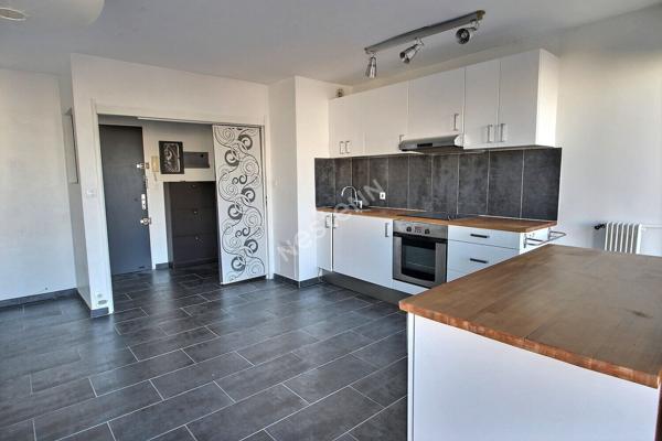 MONTREUIL, RUE HOCHE, 600 METRES DU METRO, 2 PIECES AVEC DRESSING, BALCON DE 11M² ET UNE CAVE.