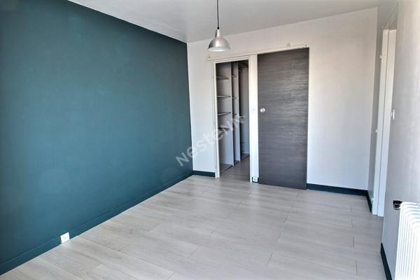 MONTREUIL, RUE HOCHE, 600 METRES DU METRO, 2 PIECES AVEC DRESSING, BALCON DE 11M² ET UNE CAVE.