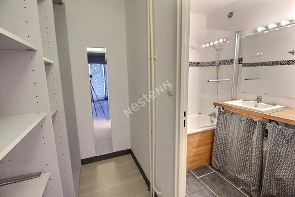 MONTREUIL, RUE HOCHE, 600 METRES DU METRO, 2 PIECES AVEC DRESSING, BALCON DE 11M² ET UNE CAVE.