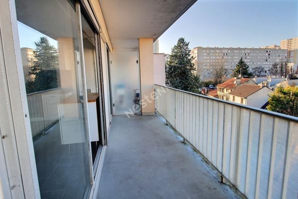 MONTREUIL, RUE HOCHE, 600 METRES DU METRO, 2 PIECES AVEC DRESSING, BALCON DE 11M² ET UNE CAVE.