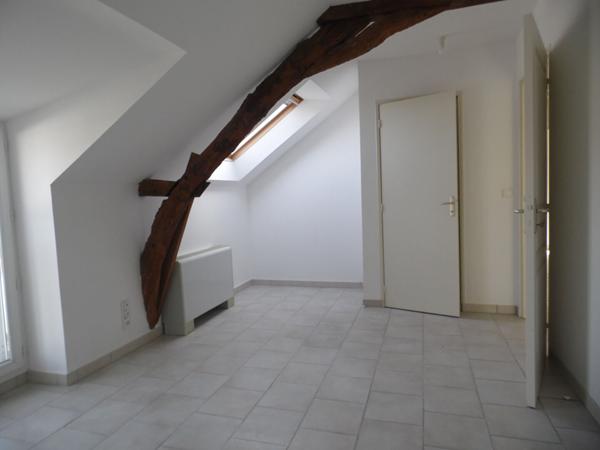 A LOUER BRISSAC maison de ville sans extérieur ENTIEREMENT REFAIT A NEUF