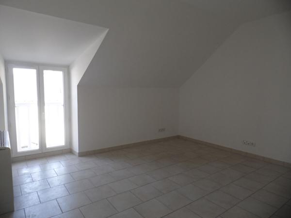 A LOUER BRISSAC maison de ville sans extérieur ENTIEREMENT REFAIT A NEUF