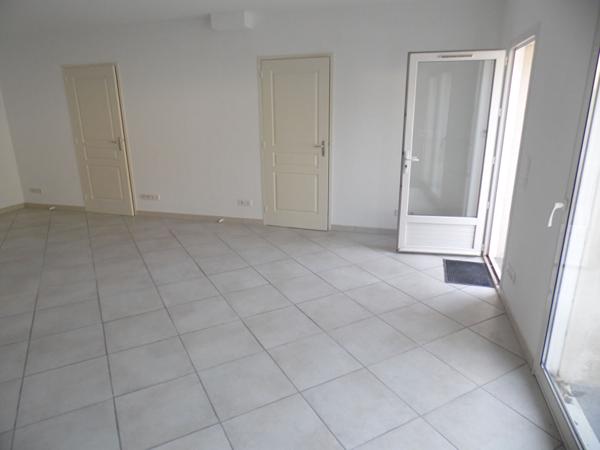 A LOUER BRISSAC maison de ville sans extérieur ENTIEREMENT REFAIT A NEUF