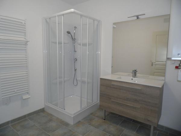 A LOUER BRISSAC maison de ville sans extérieur ENTIEREMENT REFAIT A NEUF