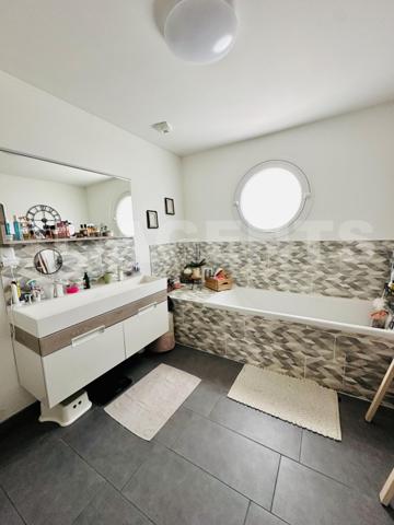 Maison - 5 piéces - 4 chambres - Jardin