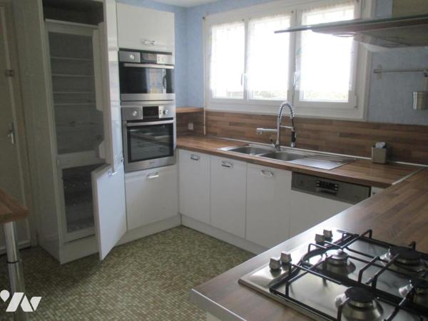 Pavillon à usage d'habitation édifié sur sous-sol total, couvert en tuiles mécaniques