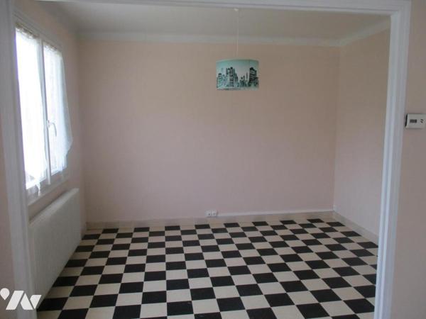 Pavillon à usage d'habitation édifié sur sous-sol total, couvert en tuiles mécaniques