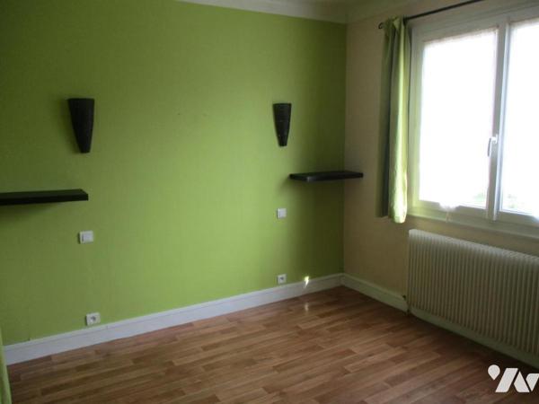 Pavillon à usage d'habitation édifié sur sous-sol total, couvert en tuiles mécaniques