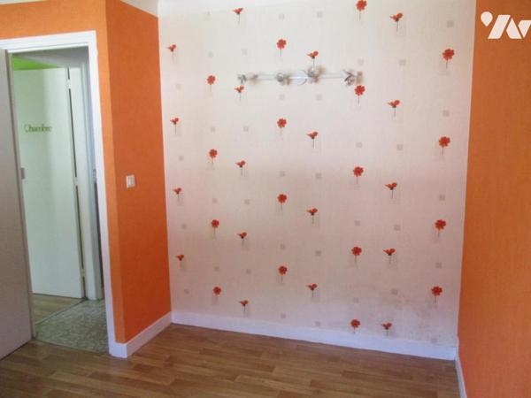 Pavillon à usage d'habitation édifié sur sous-sol total, couvert en tuiles mécaniques