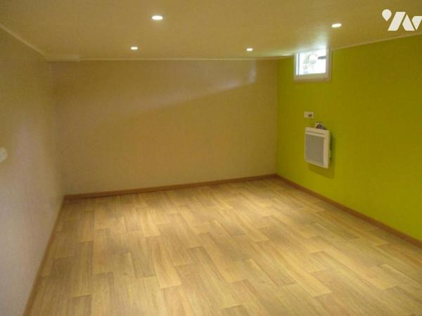 Pavillon à usage d'habitation édifié sur sous-sol total, couvert en tuiles mécaniques