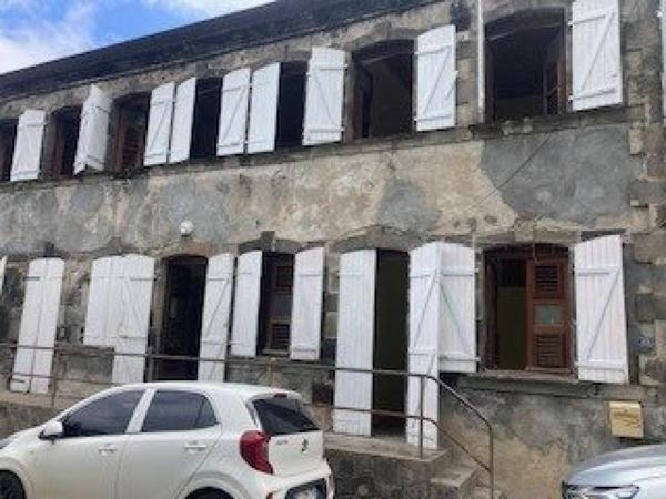 Maison ancienne en pierre en plein centre ville bénéficiant d'un jardin à l'arrière