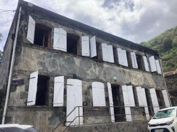 Maison ancienne en pierre en plein centre ville bénéficiant d'un jardin à l'arrière