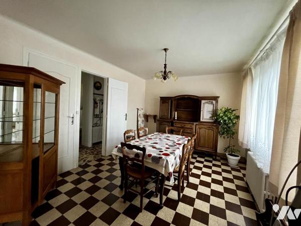 Pavillon mitoyen d'un côté et édifié sur sous-sol total