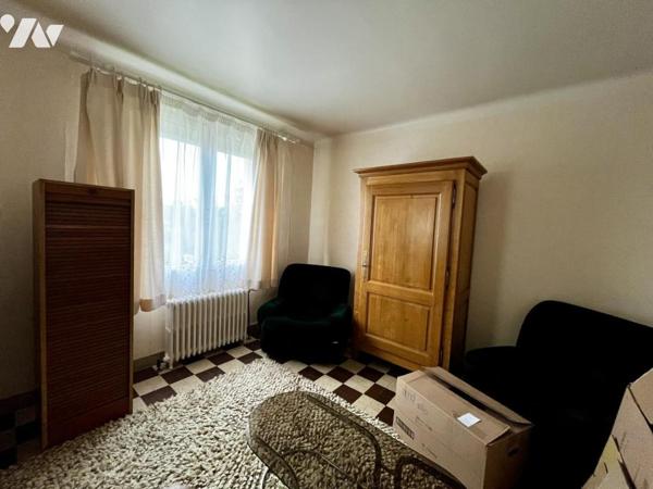 Pavillon mitoyen d'un côté et édifié sur sous-sol total