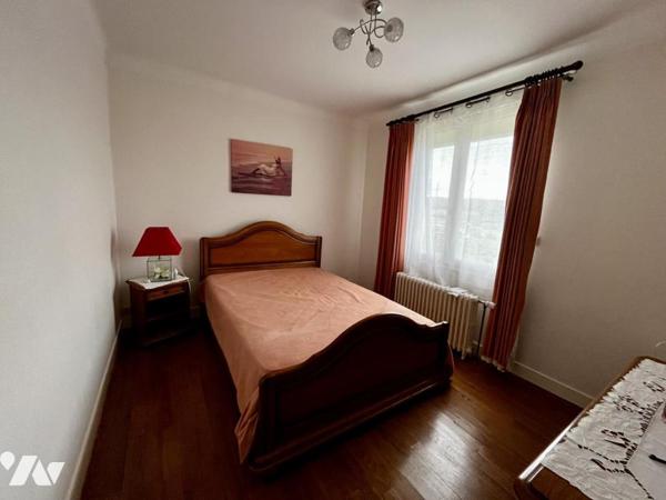 Pavillon mitoyen d'un côté et édifié sur sous-sol total