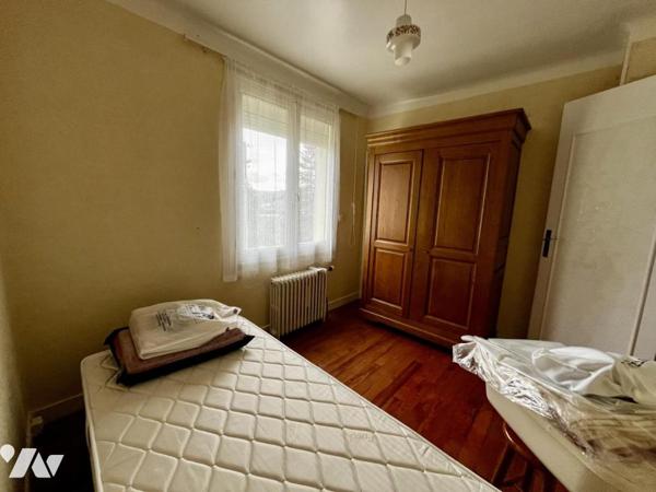 Pavillon mitoyen d'un côté et édifié sur sous-sol total