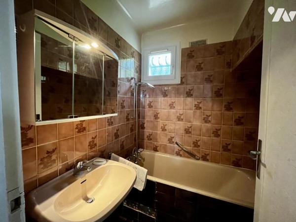 Pavillon mitoyen d'un côté et édifié sur sous-sol total