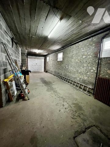 Pavillon mitoyen d'un côté et édifié sur sous-sol total