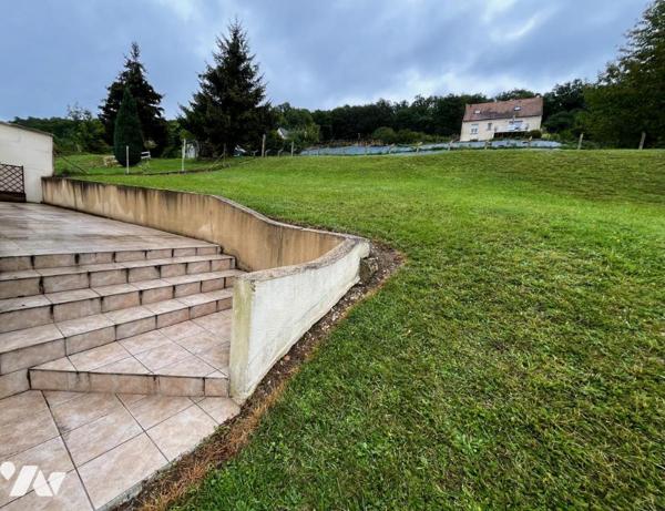 Pavillon mitoyen d'un côté et édifié sur sous-sol total