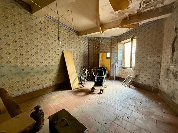 Maison à usage d'habitation à rénover entièrement sur trois niveaux située à Trèbes