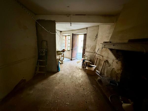 Maison à usage d'habitation à rénover entièrement sur trois niveaux située à Trèbes