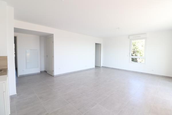 Location appartement année 2021 de 71 M2 avec double box et terrasse MARSEILLE 13012