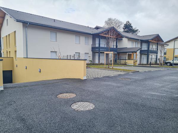 Marnaz (74460) T2 DE 49 M² A LOUER - BALCON + PLACE DE PARKING EN S/SOL - NOUVELLE RESIDENCE A MARNAZ