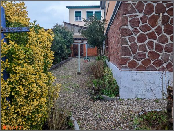 Découvrez le charme intemporel de cette maison alliant confort moderne et caractère authentique .