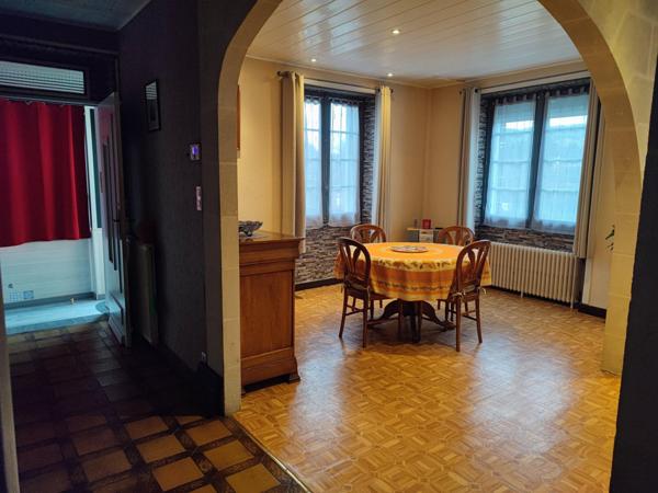 Découvrez le charme intemporel de cette maison alliant confort moderne et caractère authentique .