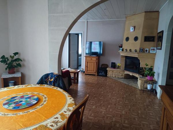 Découvrez le charme intemporel de cette maison alliant confort moderne et caractère authentique .