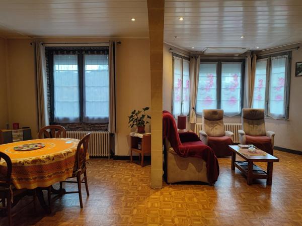 Découvrez le charme intemporel de cette maison alliant confort moderne et caractère authentique .