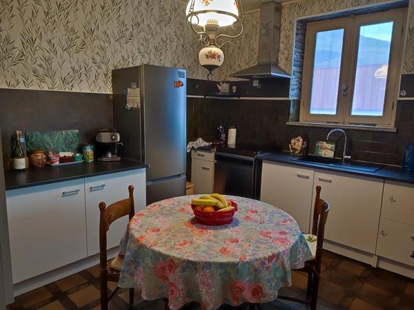 Découvrez le charme intemporel de cette maison alliant confort moderne et caractère authentique .