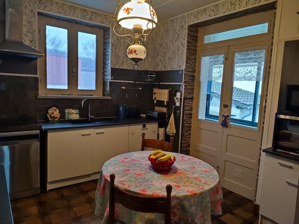 Découvrez le charme intemporel de cette maison alliant confort moderne et caractère authentique .