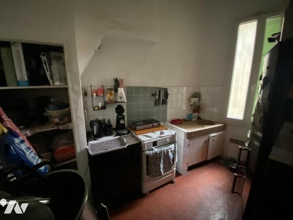Appartement T3, 1er étage, vendu avec locataire en place.