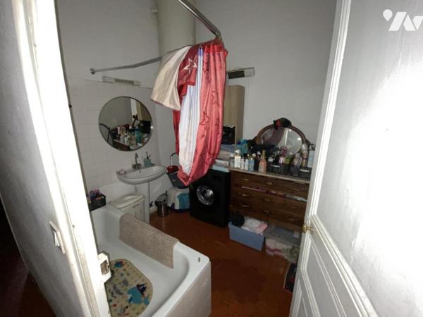 Appartement T3, 1er étage, vendu avec locataire en place.