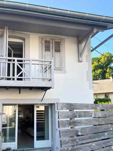 Au cœur du village de Menthonnex-sous-Clermont, découvrez cette maison mitoyenne d’environ 85 m² habitables, idéale pour une famille.

Ayant bénéficié d’une rénovation quasi complète il y a une dizaine d’années avec des matériaux de qualité, elle offre au rez-de-chaussée une pièce de vie d’environ 32 m² avec cuisine ouverte, chauffage au sol et poêle à bois, donnant directement sur la terrasse.

À l’étage, vous trouverez deux chambres, dont une avec balcon, ainsi qu’une salle d’eau avec WC. Le dernier niveau accueille une grande chambre sous combles avec rangements intégrés.

À l’extérieur, vous profiterez d’une terrasse d’environ 15 m², d’un petit jardin et d’un abri.

Écoles accessibles à pied, transports scolaires à proximité. Frangy à 8 min, Annecy à 20 min et Genève à environ 50 min.