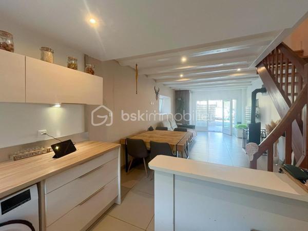 Au cœur du village de Menthonnex-sous-Clermont, découvrez cette maison mitoyenne d’environ 85 m² habitables, idéale pour une famille.

Ayant bénéficié d’une rénovation quasi complète il y a une dizaine d’années avec des matériaux de qualité, elle offre au rez-de-chaussée une pièce de vie d’environ 32 m² avec cuisine ouverte, chauffage au sol et poêle à bois, donnant directement sur la terrasse.

À l’étage, vous trouverez deux chambres, dont une avec balcon, ainsi qu’une salle d’eau avec WC. Le dernier niveau accueille une grande chambre sous combles avec rangements intégrés.

À l’extérieur, vous profiterez d’une terrasse d’environ 15 m², d’un petit jardin et d’un abri.

Écoles accessibles à pied, transports scolaires à proximité. Frangy à 8 min, Annecy à 20 min et Genève à environ 50 min.