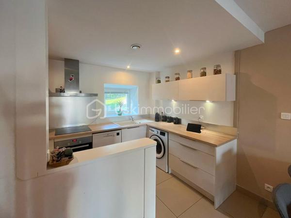 Au cœur du village de Menthonnex-sous-Clermont, découvrez cette maison mitoyenne d’environ 85 m² habitables, idéale pour une famille.

Ayant bénéficié d’une rénovation quasi complète il y a une dizaine d’années avec des matériaux de qualité, elle offre au rez-de-chaussée une pièce de vie d’environ 32 m² avec cuisine ouverte, chauffage au sol et poêle à bois, donnant directement sur la terrasse.

À l’étage, vous trouverez deux chambres, dont une avec balcon, ainsi qu’une salle d’eau avec WC. Le dernier niveau accueille une grande chambre sous combles avec rangements intégrés.

À l’extérieur, vous profiterez d’une terrasse d’environ 15 m², d’un petit jardin et d’un abri.

Écoles accessibles à pied, transports scolaires à proximité. Frangy à 8 min, Annecy à 20 min et Genève à environ 50 min.