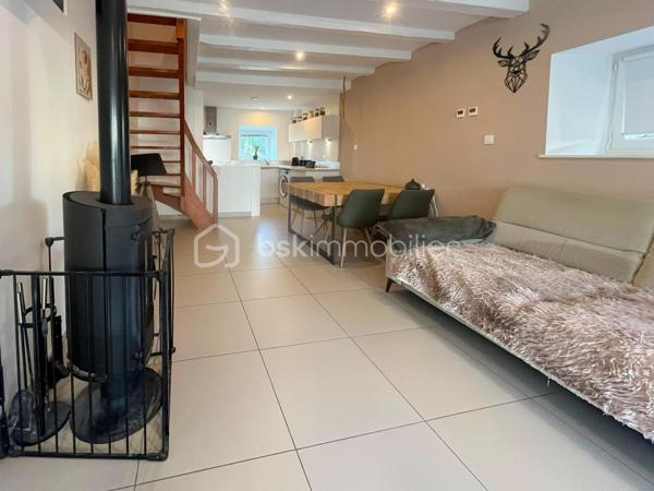 Au cœur du village de Menthonnex-sous-Clermont, découvrez cette maison mitoyenne d’environ 85 m² habitables, idéale pour une famille.

Ayant bénéficié d’une rénovation quasi complète il y a une dizaine d’années avec des matériaux de qualité, elle offre au rez-de-chaussée une pièce de vie d’environ 32 m² avec cuisine ouverte, chauffage au sol et poêle à bois, donnant directement sur la terrasse.

À l’étage, vous trouverez deux chambres, dont une avec balcon, ainsi qu’une salle d’eau avec WC. Le dernier niveau accueille une grande chambre sous combles avec rangements intégrés.

À l’extérieur, vous profiterez d’une terrasse d’environ 15 m², d’un petit jardin et d’un abri.

Écoles accessibles à pied, transports scolaires à proximité. Frangy à 8 min, Annecy à 20 min et Genève à environ 50 min.