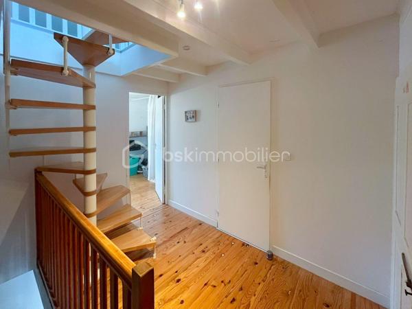 Au cœur du village de Menthonnex-sous-Clermont, découvrez cette maison mitoyenne d’environ 85 m² habitables, idéale pour une famille.

Ayant bénéficié d’une rénovation quasi complète il y a une dizaine d’années avec des matériaux de qualité, elle offre au rez-de-chaussée une pièce de vie d’environ 32 m² avec cuisine ouverte, chauffage au sol et poêle à bois, donnant directement sur la terrasse.

À l’étage, vous trouverez deux chambres, dont une avec balcon, ainsi qu’une salle d’eau avec WC. Le dernier niveau accueille une grande chambre sous combles avec rangements intégrés.

À l’extérieur, vous profiterez d’une terrasse d’environ 15 m², d’un petit jardin et d’un abri.

Écoles accessibles à pied, transports scolaires à proximité. Frangy à 8 min, Annecy à 20 min et Genève à environ 50 min.