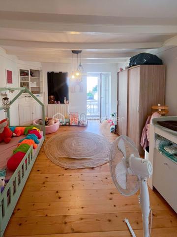 Au cœur du village de Menthonnex-sous-Clermont, découvrez cette maison mitoyenne d’environ 85 m² habitables, idéale pour une famille.

Ayant bénéficié d’une rénovation quasi complète il y a une dizaine d’années avec des matériaux de qualité, elle offre au rez-de-chaussée une pièce de vie d’environ 32 m² avec cuisine ouverte, chauffage au sol et poêle à bois, donnant directement sur la terrasse.

À l’étage, vous trouverez deux chambres, dont une avec balcon, ainsi qu’une salle d’eau avec WC. Le dernier niveau accueille une grande chambre sous combles avec rangements intégrés.

À l’extérieur, vous profiterez d’une terrasse d’environ 15 m², d’un petit jardin et d’un abri.

Écoles accessibles à pied, transports scolaires à proximité. Frangy à 8 min, Annecy à 20 min et Genève à environ 50 min.