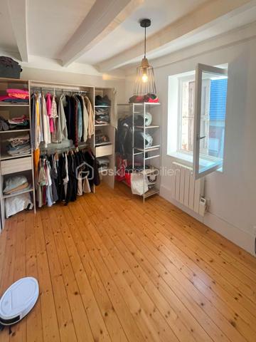 Au cœur du village de Menthonnex-sous-Clermont, découvrez cette maison mitoyenne d’environ 85 m² habitables, idéale pour une famille.

Ayant bénéficié d’une rénovation quasi complète il y a une dizaine d’années avec des matériaux de qualité, elle offre au rez-de-chaussée une pièce de vie d’environ 32 m² avec cuisine ouverte, chauffage au sol et poêle à bois, donnant directement sur la terrasse.

À l’étage, vous trouverez deux chambres, dont une avec balcon, ainsi qu’une salle d’eau avec WC. Le dernier niveau accueille une grande chambre sous combles avec rangements intégrés.

À l’extérieur, vous profiterez d’une terrasse d’environ 15 m², d’un petit jardin et d’un abri.

Écoles accessibles à pied, transports scolaires à proximité. Frangy à 8 min, Annecy à 20 min et Genève à environ 50 min.