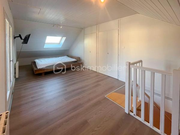 Au cœur du village de Menthonnex-sous-Clermont, découvrez cette maison mitoyenne d’environ 85 m² habitables, idéale pour une famille.

Ayant bénéficié d’une rénovation quasi complète il y a une dizaine d’années avec des matériaux de qualité, elle offre au rez-de-chaussée une pièce de vie d’environ 32 m² avec cuisine ouverte, chauffage au sol et poêle à bois, donnant directement sur la terrasse.

À l’étage, vous trouverez deux chambres, dont une avec balcon, ainsi qu’une salle d’eau avec WC. Le dernier niveau accueille une grande chambre sous combles avec rangements intégrés.

À l’extérieur, vous profiterez d’une terrasse d’environ 15 m², d’un petit jardin et d’un abri.

Écoles accessibles à pied, transports scolaires à proximité. Frangy à 8 min, Annecy à 20 min et Genève à environ 50 min.