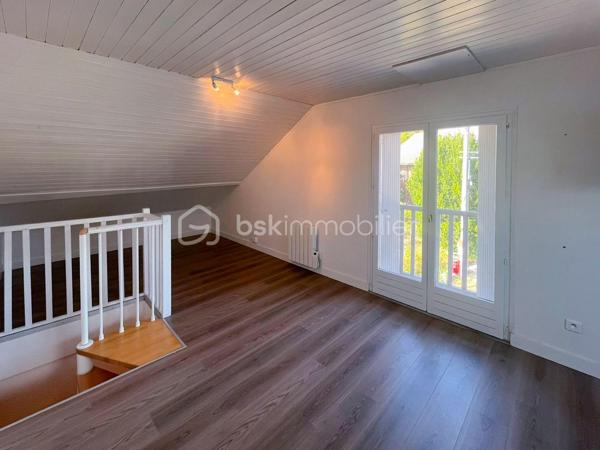 Au cœur du village de Menthonnex-sous-Clermont, découvrez cette maison mitoyenne d’environ 85 m² habitables, idéale pour une famille.

Ayant bénéficié d’une rénovation quasi complète il y a une dizaine d’années avec des matériaux de qualité, elle offre au rez-de-chaussée une pièce de vie d’environ 32 m² avec cuisine ouverte, chauffage au sol et poêle à bois, donnant directement sur la terrasse.

À l’étage, vous trouverez deux chambres, dont une avec balcon, ainsi qu’une salle d’eau avec WC. Le dernier niveau accueille une grande chambre sous combles avec rangements intégrés.

À l’extérieur, vous profiterez d’une terrasse d’environ 15 m², d’un petit jardin et d’un abri.

Écoles accessibles à pied, transports scolaires à proximité. Frangy à 8 min, Annecy à 20 min et Genève à environ 50 min.