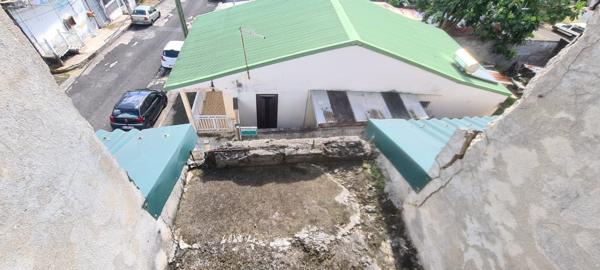 Petit-Canal (97131) IMMEUBLE A VENDRE SUR TROIS NIVEAUX BOURG PETIT CANAL