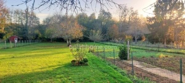 Maison indépendante habitable de suite sur un beau terrain clos !!