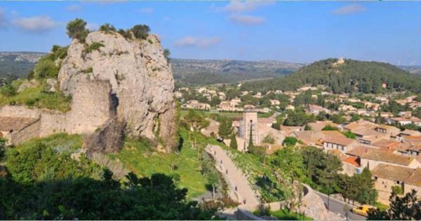 MAISON DE VILLAGE DE 160 M2 AVEC GARAGE ET GRENIER AMENAGEABLE DE 50 M2